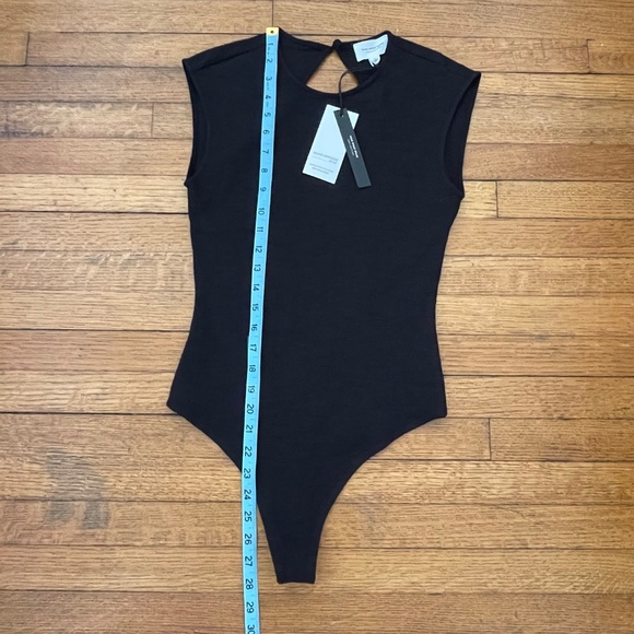 Who What Wear Megan Textured Open Back Bodysuit - Picture 5 of 9